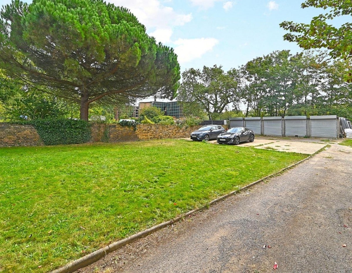 Flat Madeley Road in Greater London