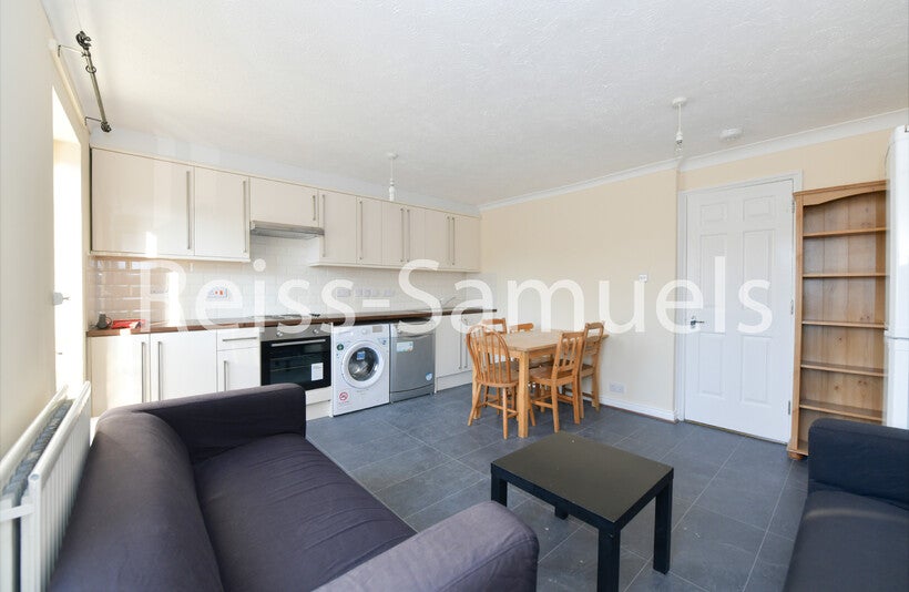 Flat Cahir Street in Greater London