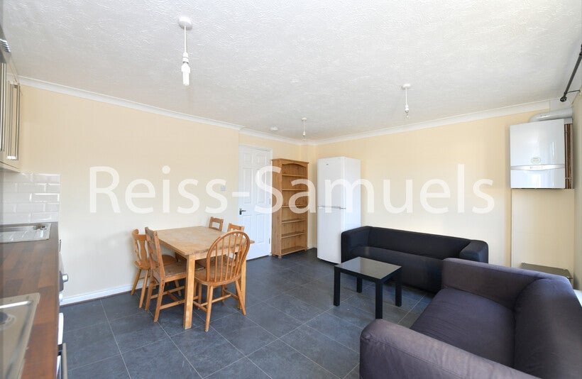 Flat Cahir Street in Greater London
