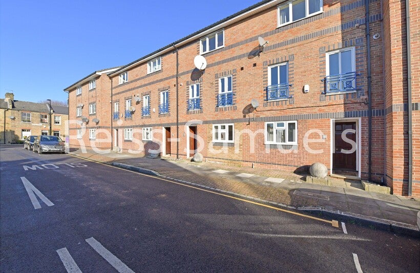 Flat Cahir Street in Greater London