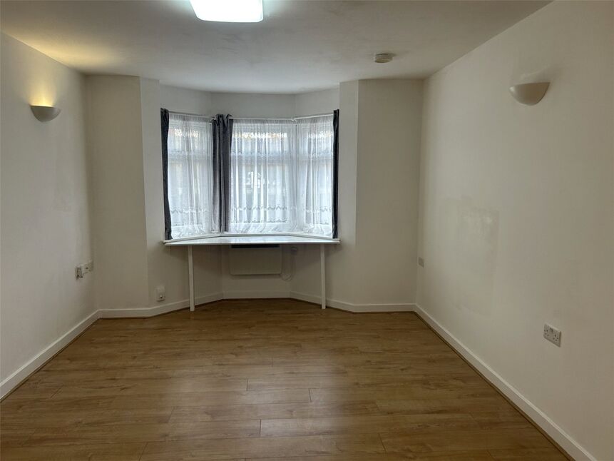 Flat London Road in Slough
