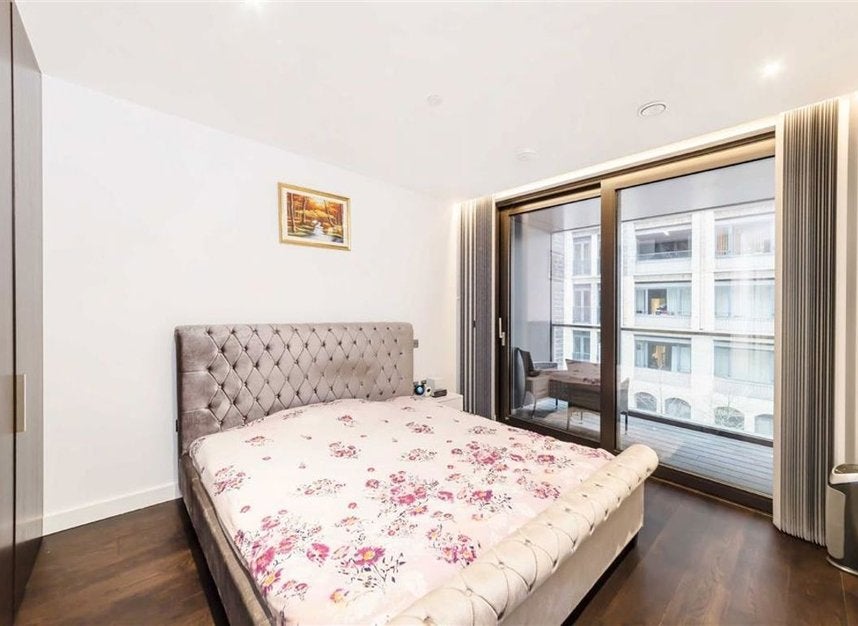 Flat Ponton Road in Greater London