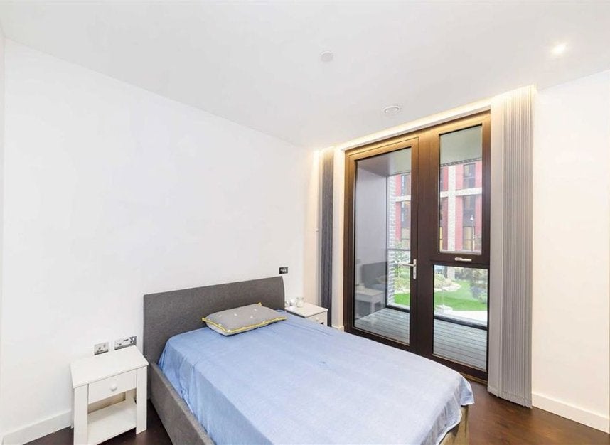 Flat Ponton Road in Greater London