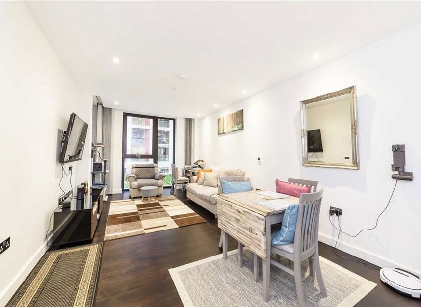 Flat Ponton Road in Greater London