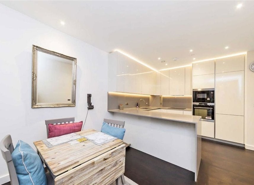 Flat Ponton Road in Greater London