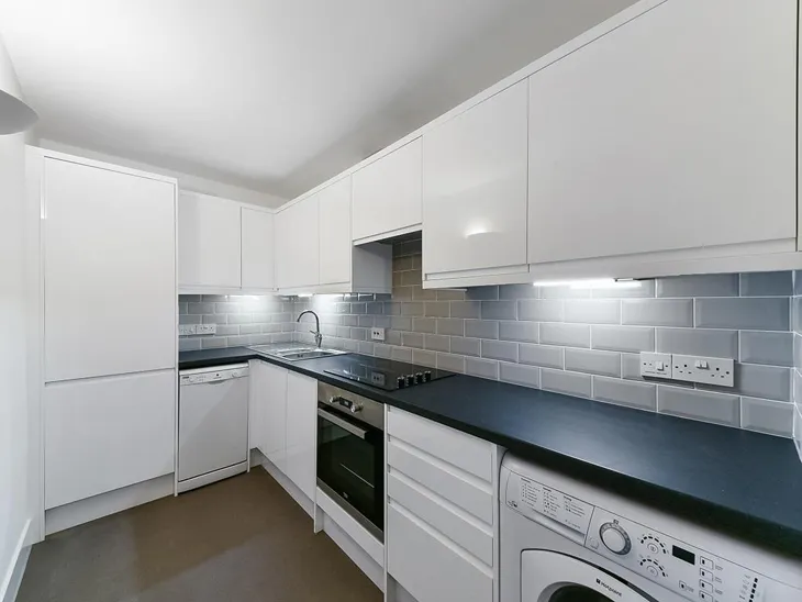 Flat Wapping High Street in Greater London