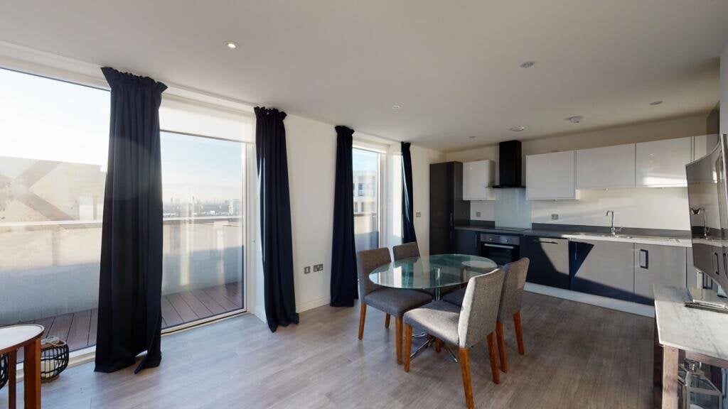 Flat Chandlers Avenue in Greater London