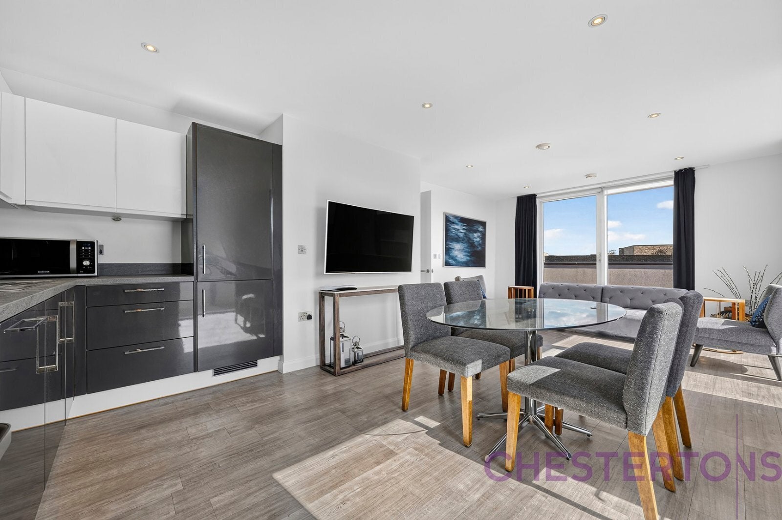 Flat Chandlers Avenue in Greater London