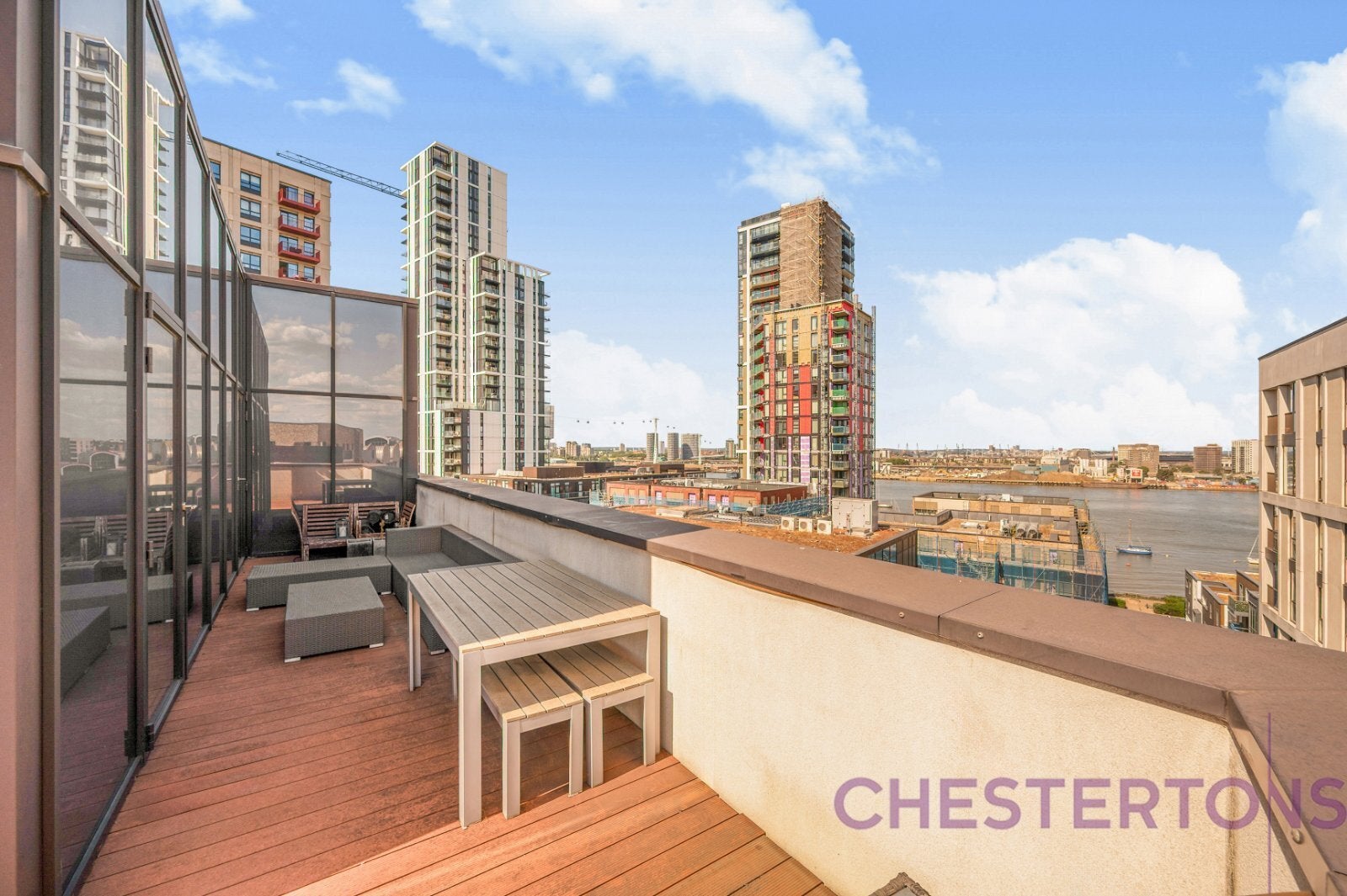 Flat Chandlers Avenue in Greater London