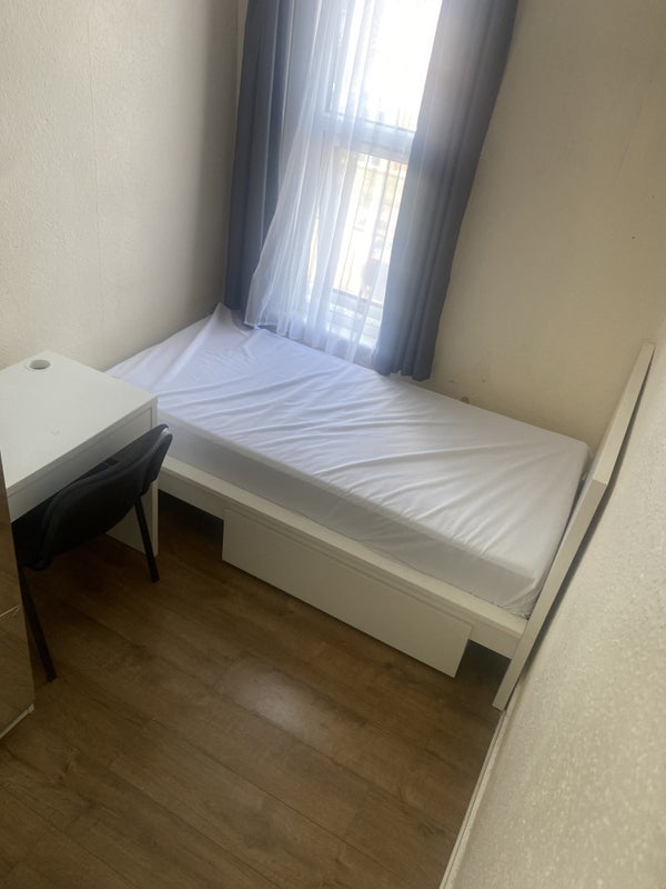 Room Burges Road in Greater London