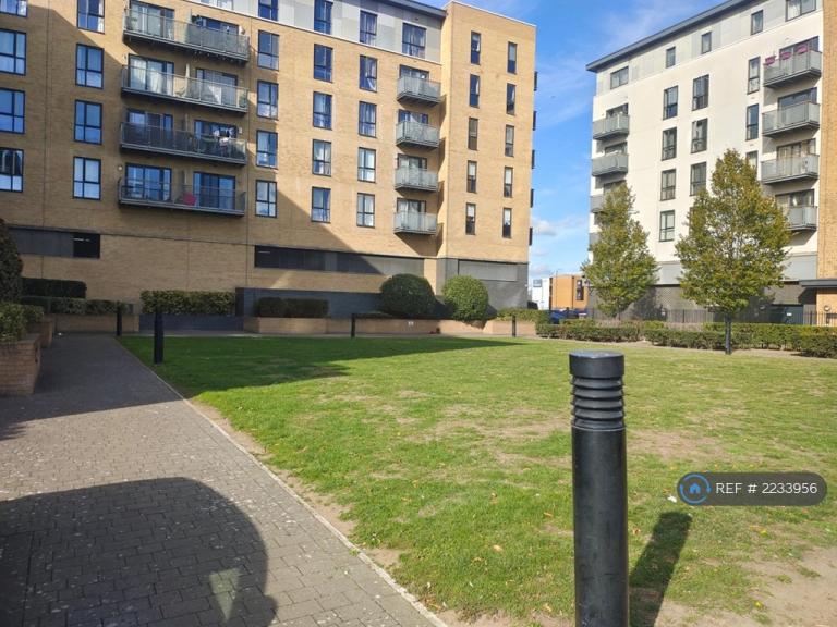 Flat Clydesdale Way in Greater London