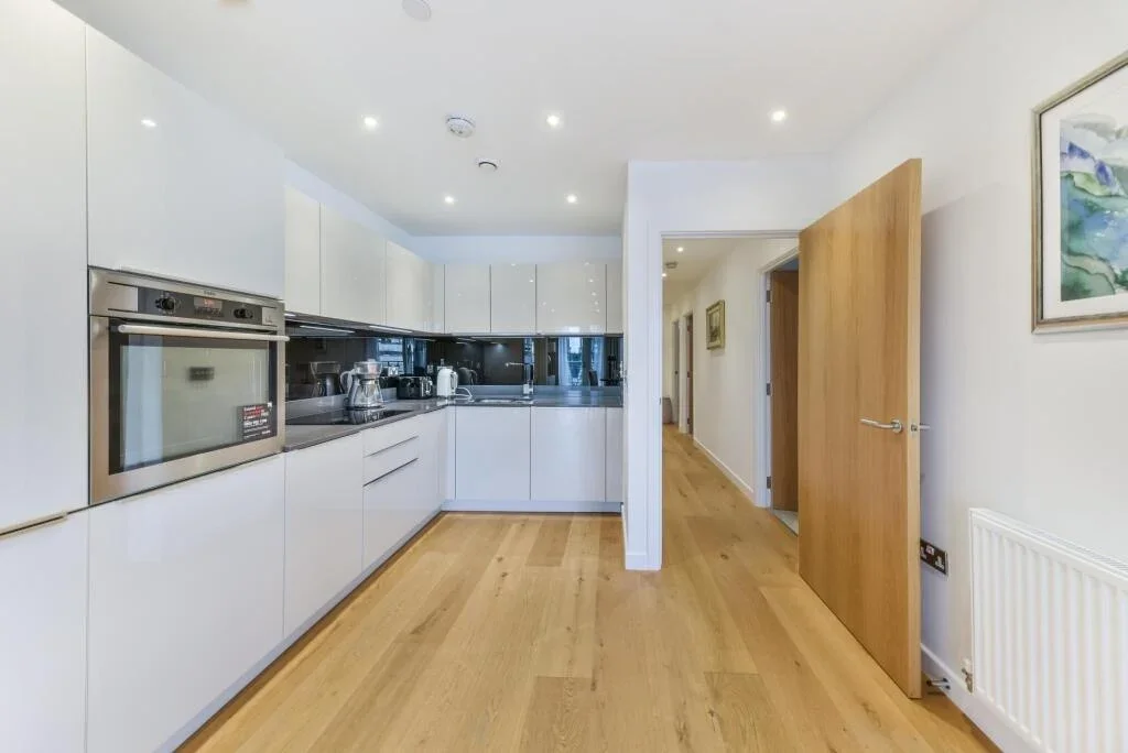 Flat Turnberry Quay in Greater London