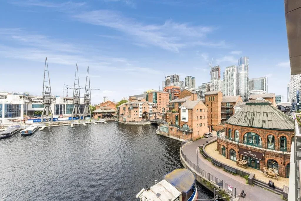 Flat Turnberry Quay in Greater London