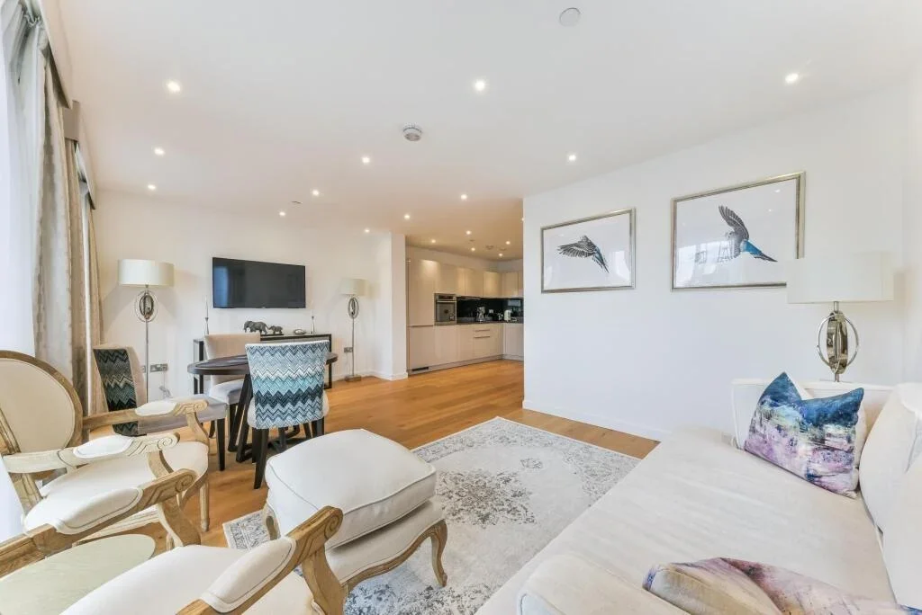 Flat Turnberry Quay in Greater London