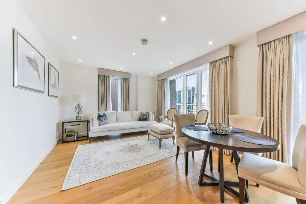 Flat Turnberry Quay in Greater London