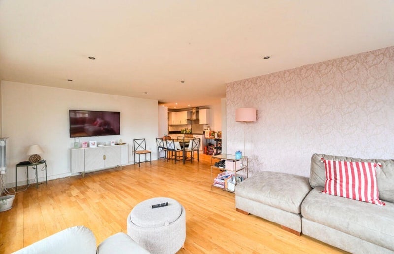 Flat Southgate Road in Greater London