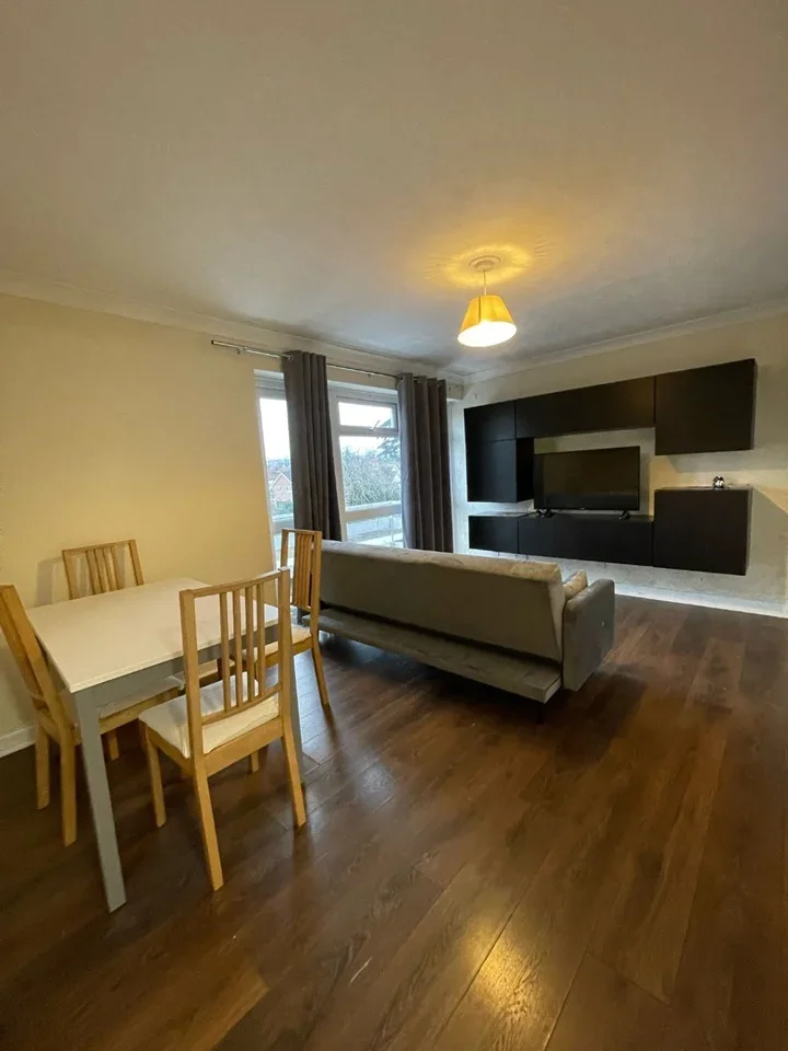 Flat Queens Court in Newbury