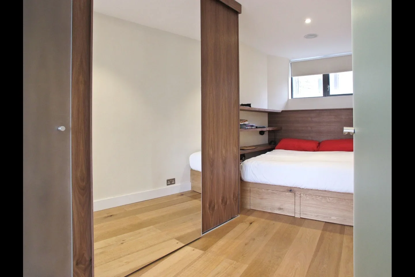 Flat Wapping Wall in Greater London