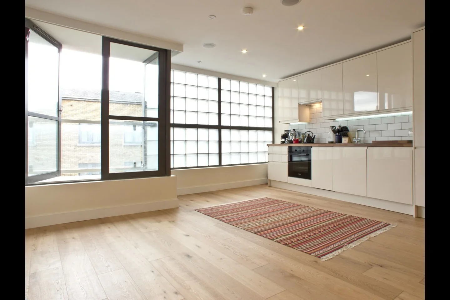 Flat Wapping Wall in Greater London
