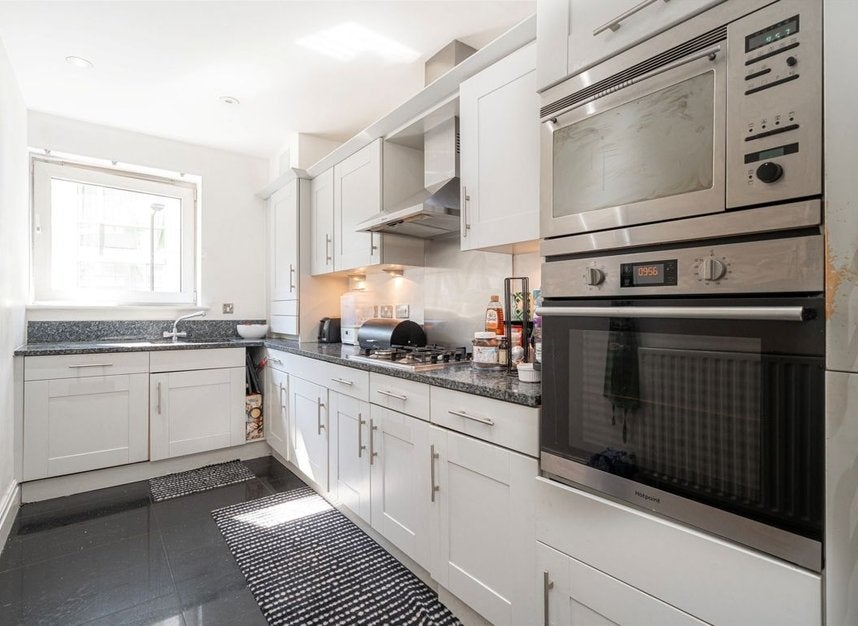 Flat Warwick Road in Greater London
