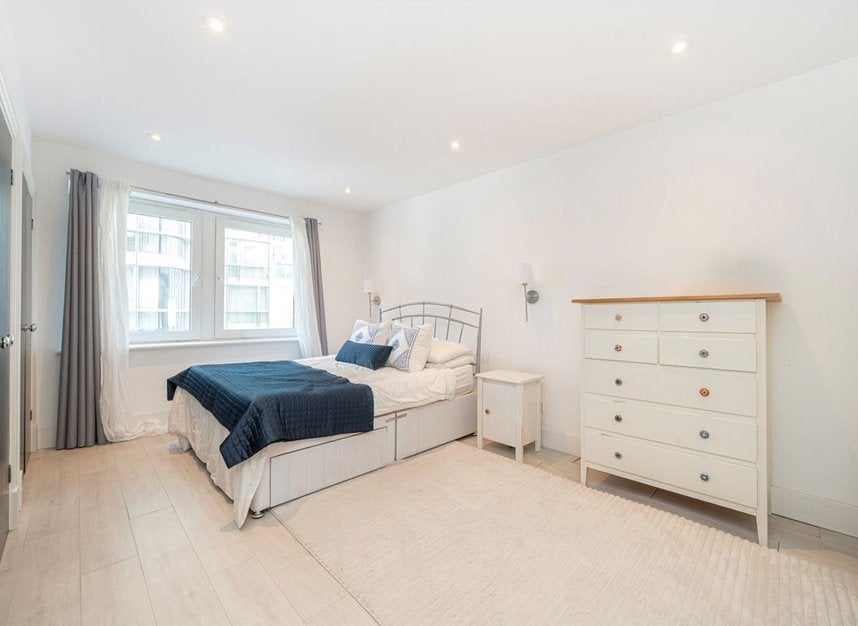 Flat Warwick Road in Greater London