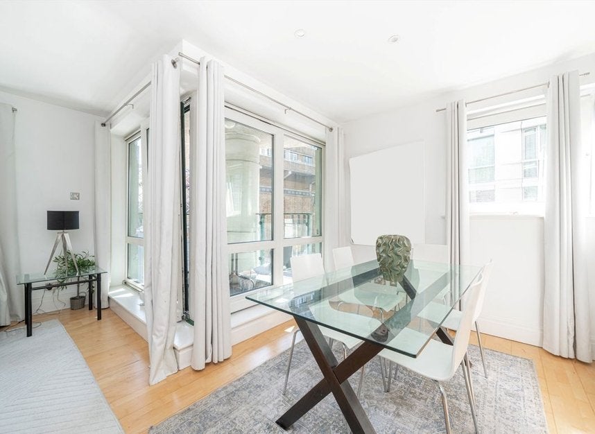 Flat Warwick Road in Greater London