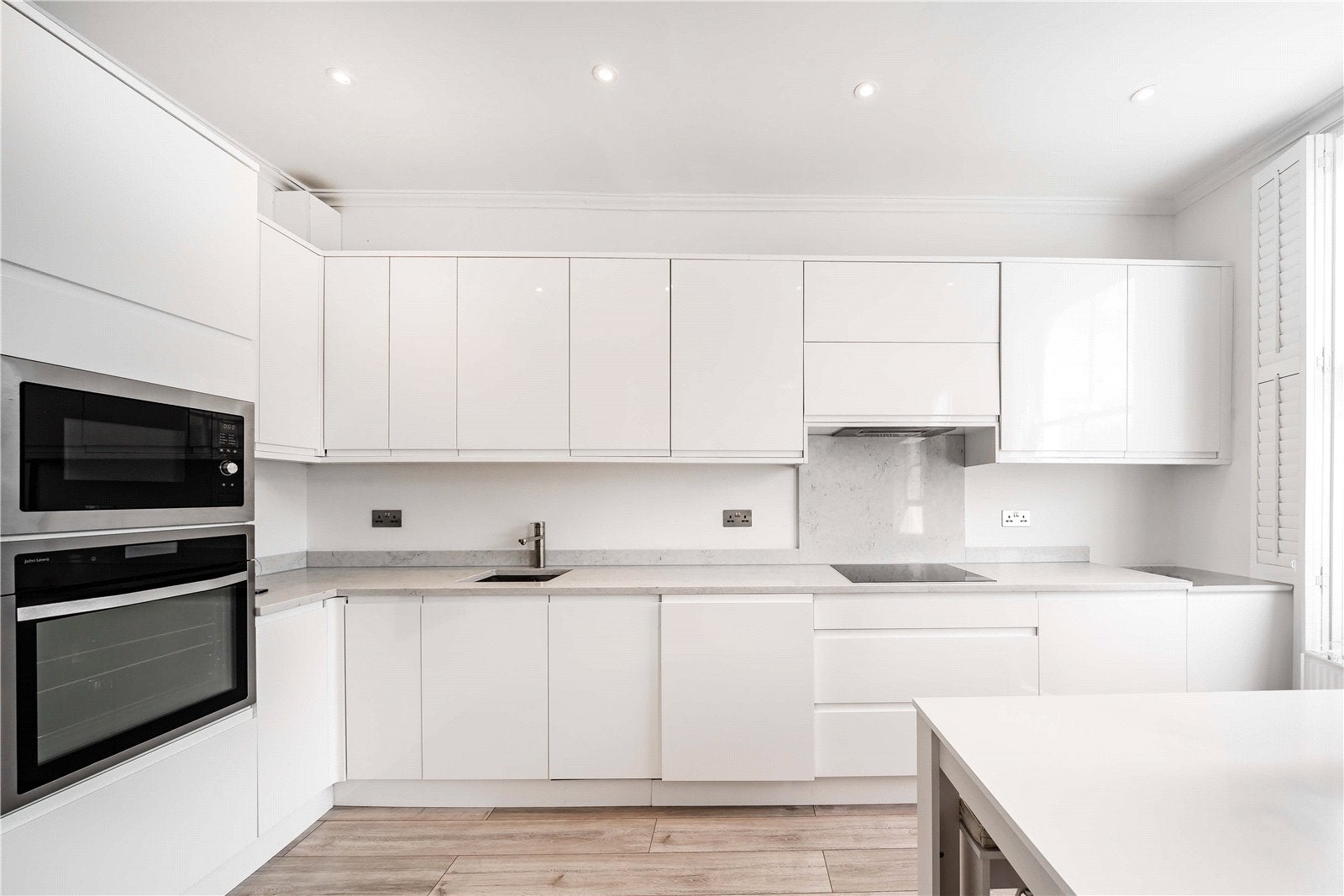 Flat Blythe Road in Greater London