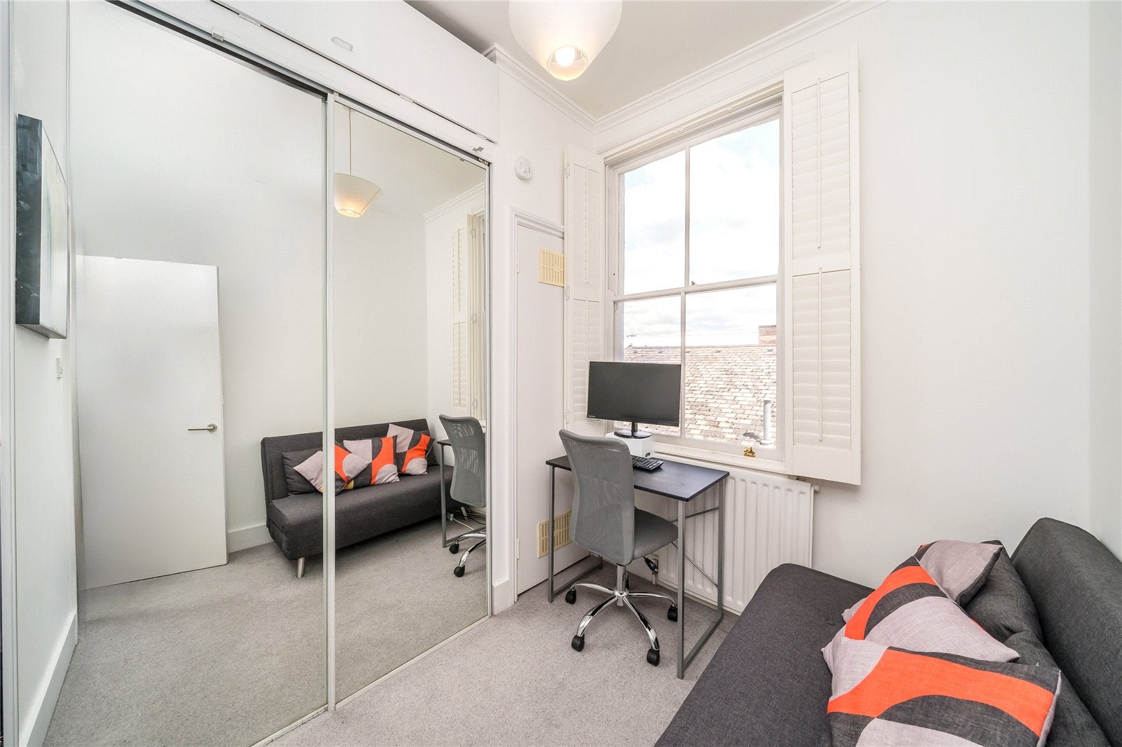 Flat Blythe Road in Greater London