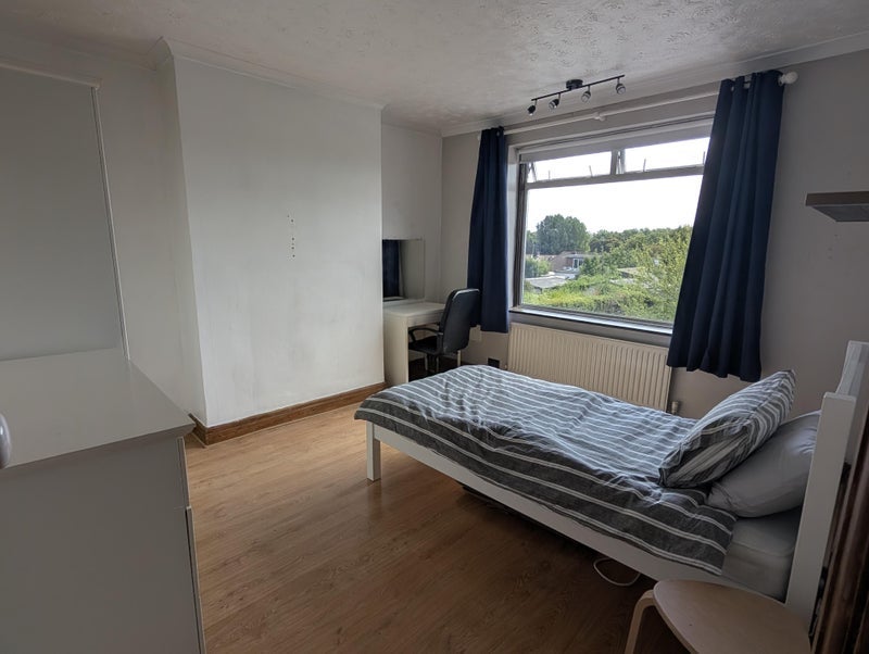 Room Wellington Avenue in Greater London