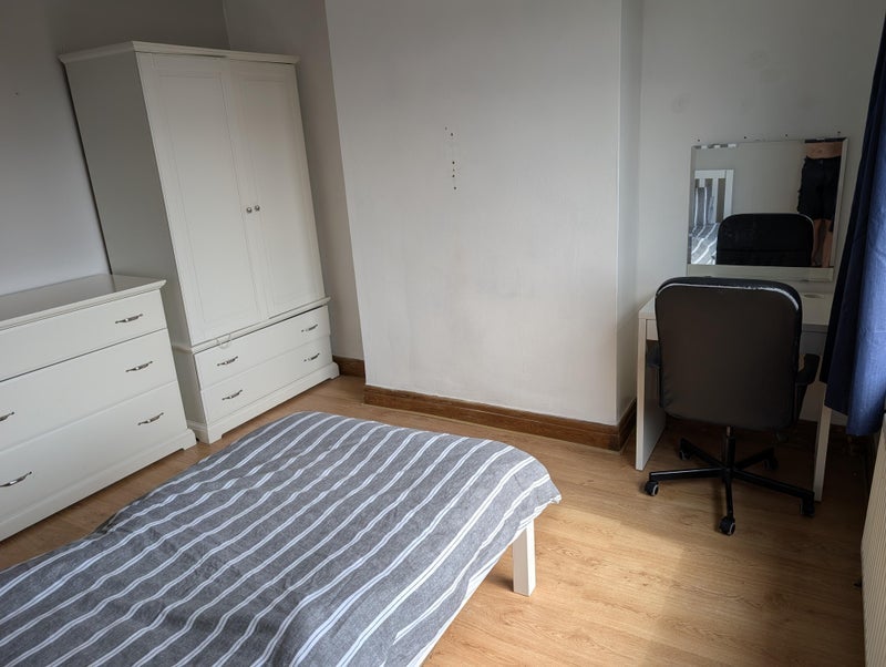 Room Wellington Avenue in Greater London