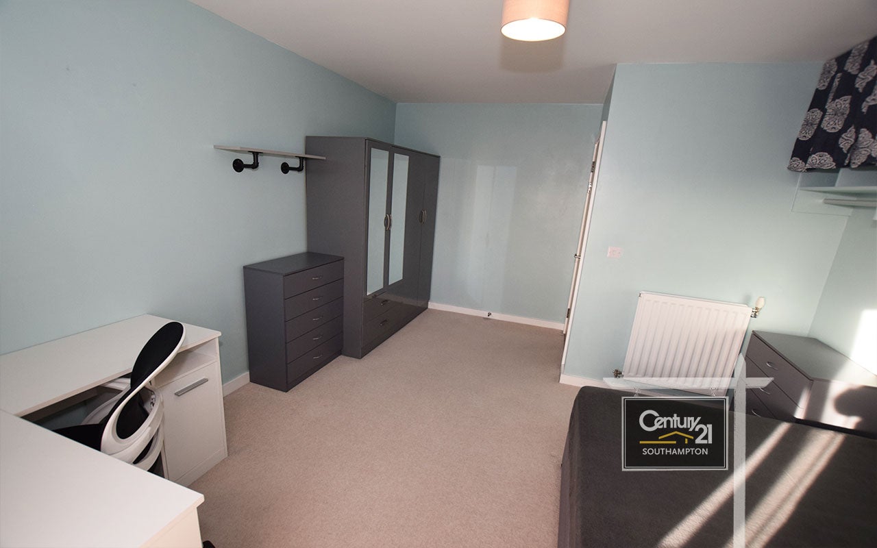 Flat John Thornycroft Road in Southampton