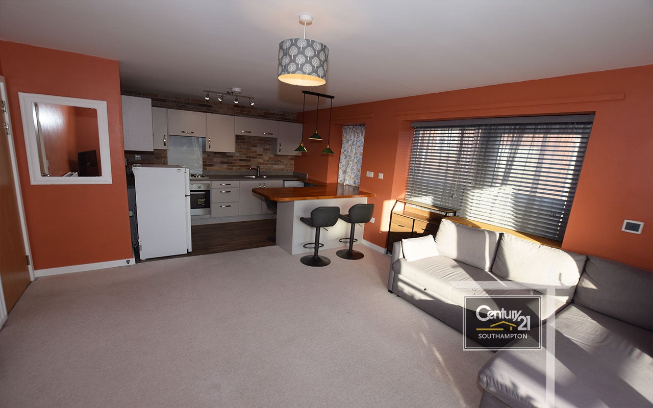 Flat John Thornycroft Road in Southampton
