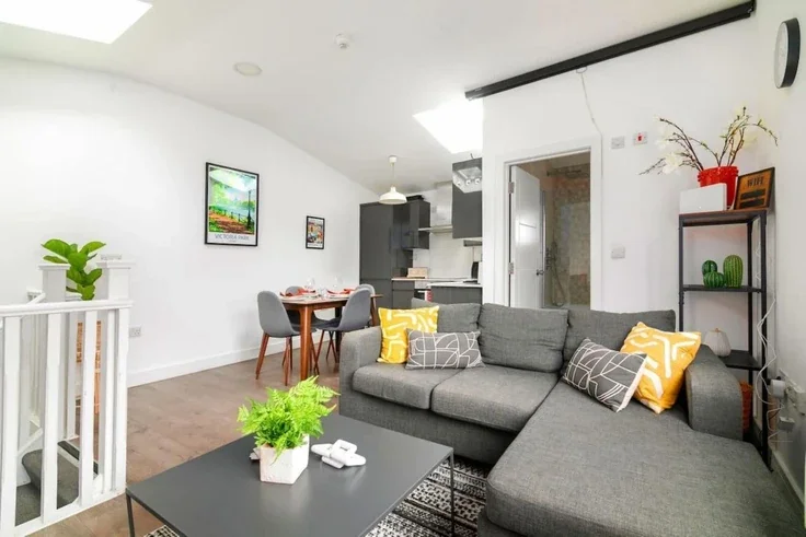 Flat Hackney Road in Greater London