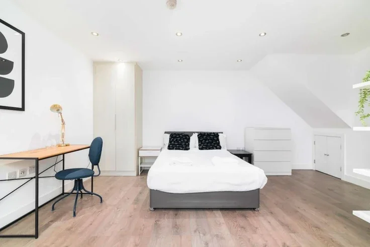 Flat Hackney Road in Greater London