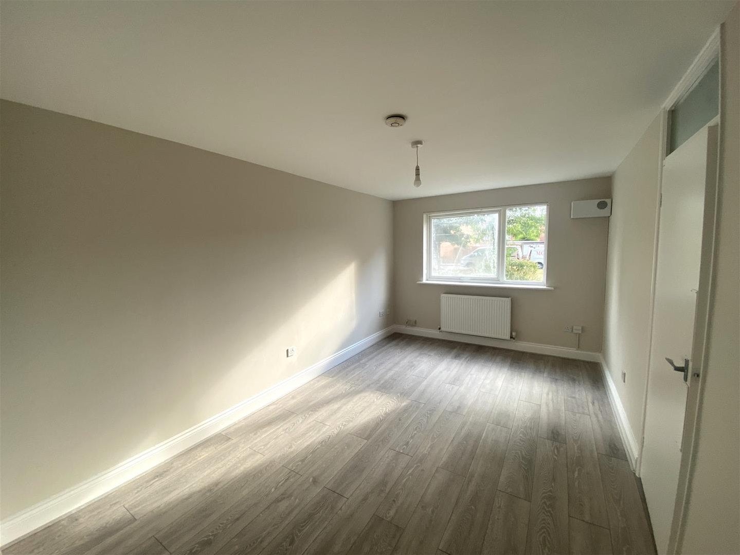 Flat Heston Road in Greater London