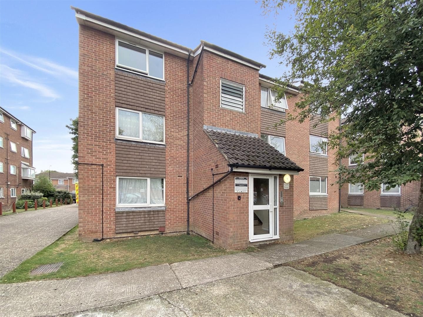 Flat Heston Road in Greater London