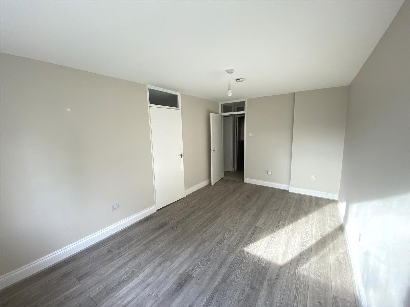Flat Heston Road in Greater London