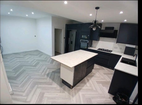 Flat Park Avenue in Greater London