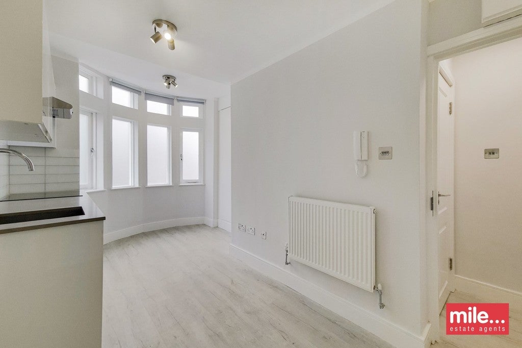 Room North End Road in Greater London