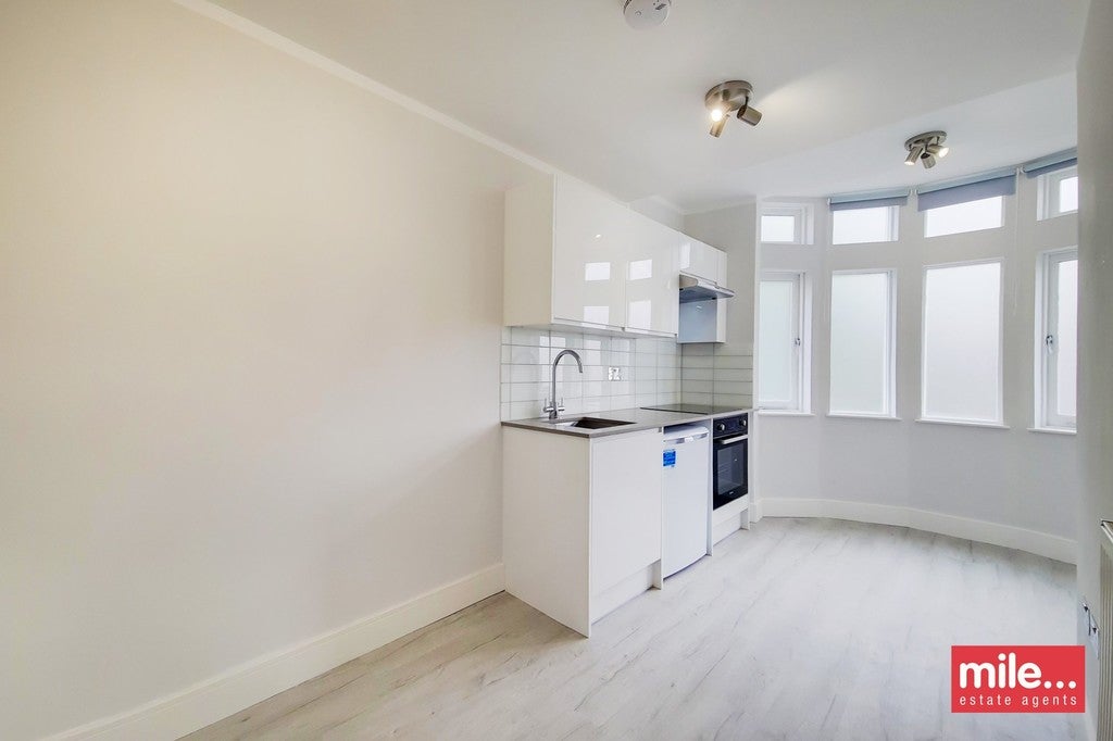 Room North End Road in Greater London