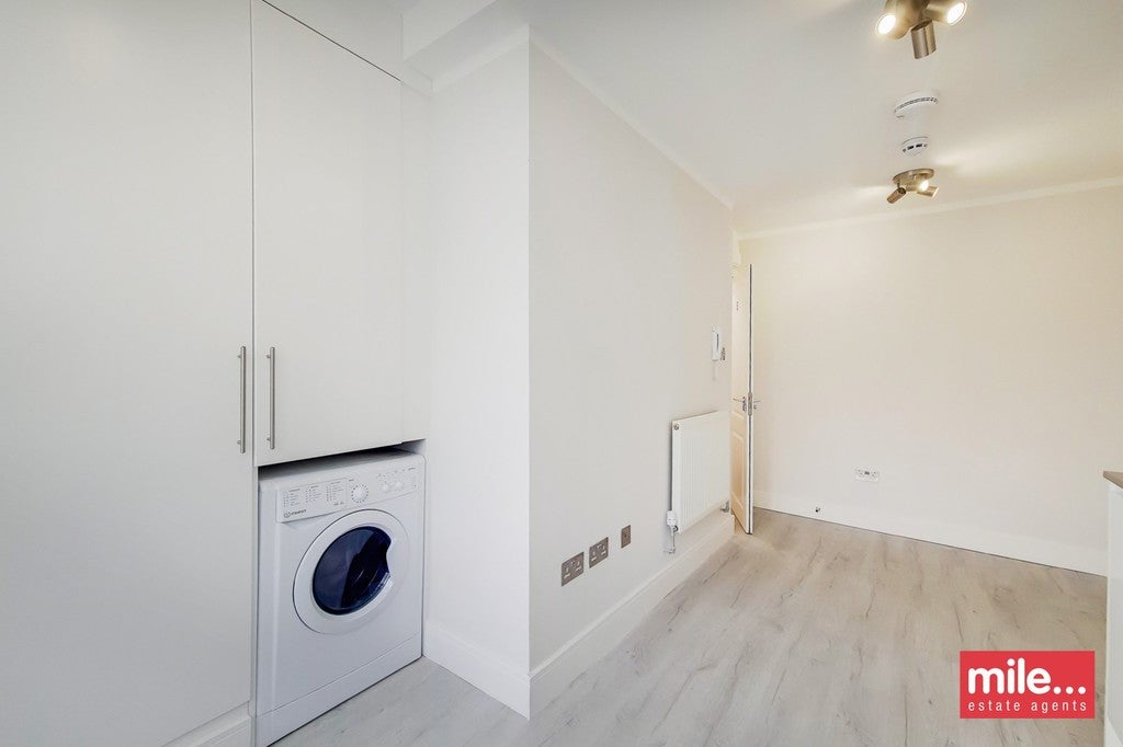 Room North End Road in Greater London