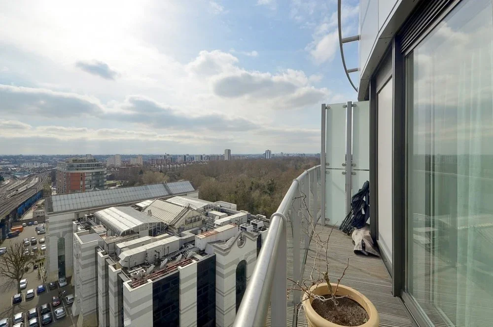 Flat Queenstown Road in Greater London