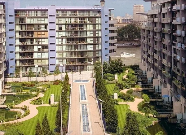 Flat Queenstown Road in Greater London