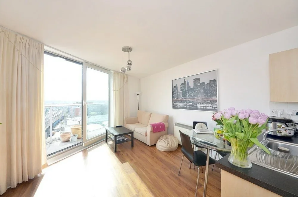 Flat Queenstown Road in Greater London