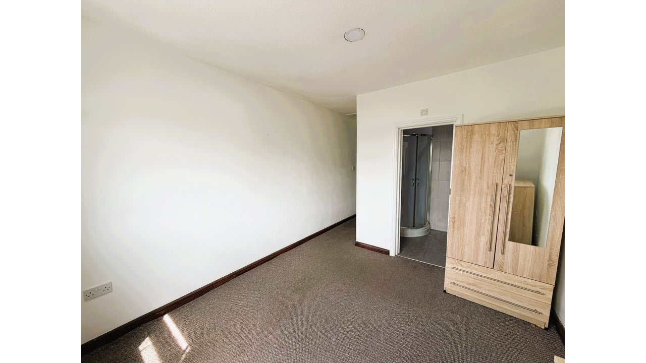Flat Rowan Close in Greater London