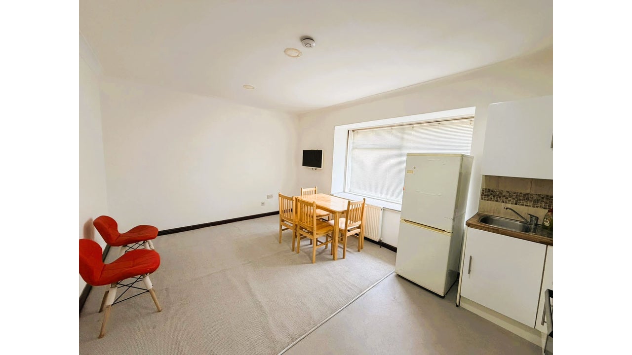 Flat Rowan Close in Greater London