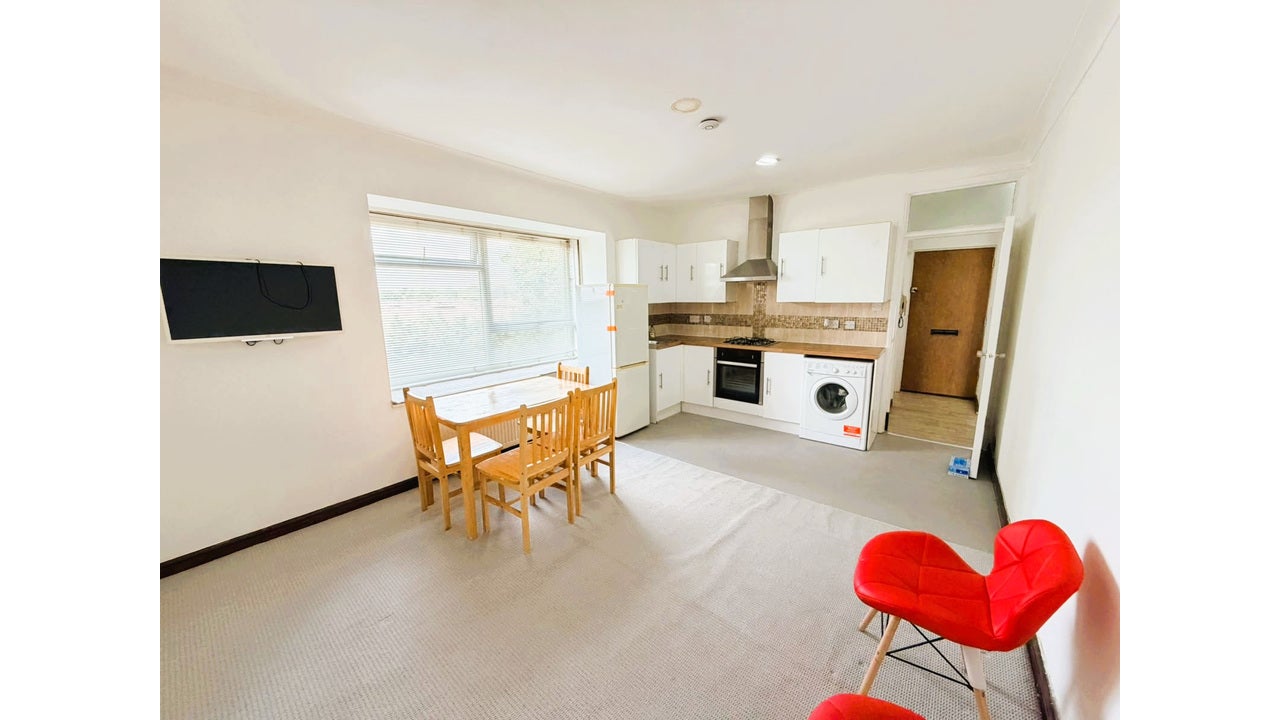 Flat Rowan Close in Greater London