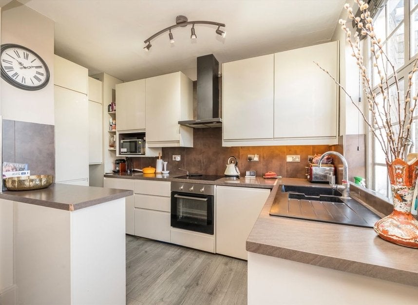 Flat Finchley Road in Greater London
