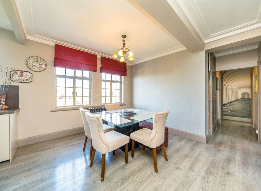 Flat Finchley Road in Greater London