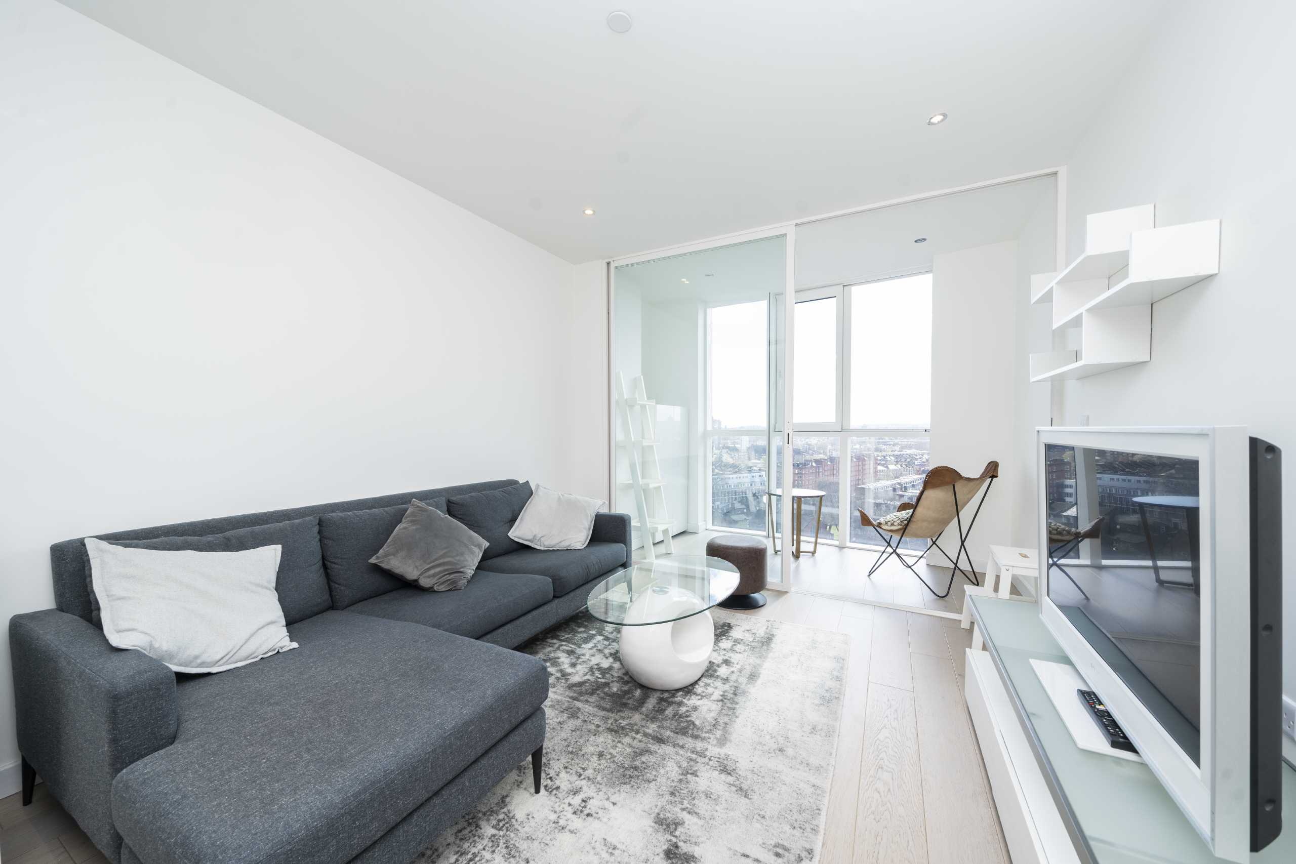 Flat Wyvil Road in Greater London